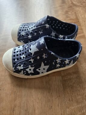 Native Toddler Slip-On Star Sneakers in Navy and White C7